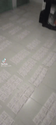 8人平分1900萬新幣！新加坡全民瘋狂買彩票、鋪滿整個房間！他連中頭獎+二獎