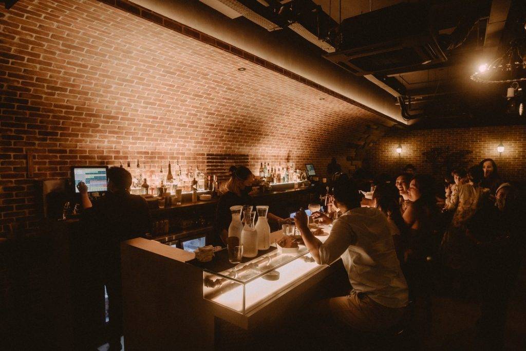 新加坡創意主題酒吧🍻 下班後來幹一杯！精致高雅、高空酒吧、動感電玩、火車主題都在這裏👀