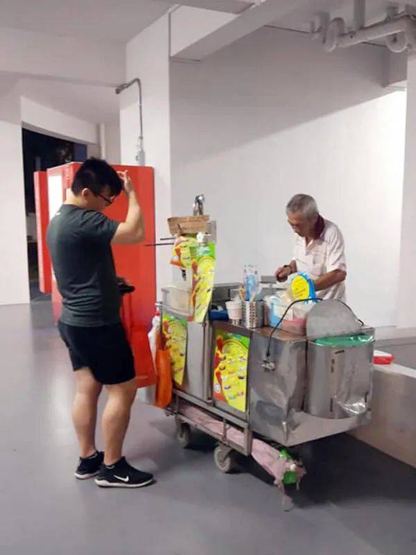 拒收小费，日行10公里卖雪糕的骨气叔在网上爆红