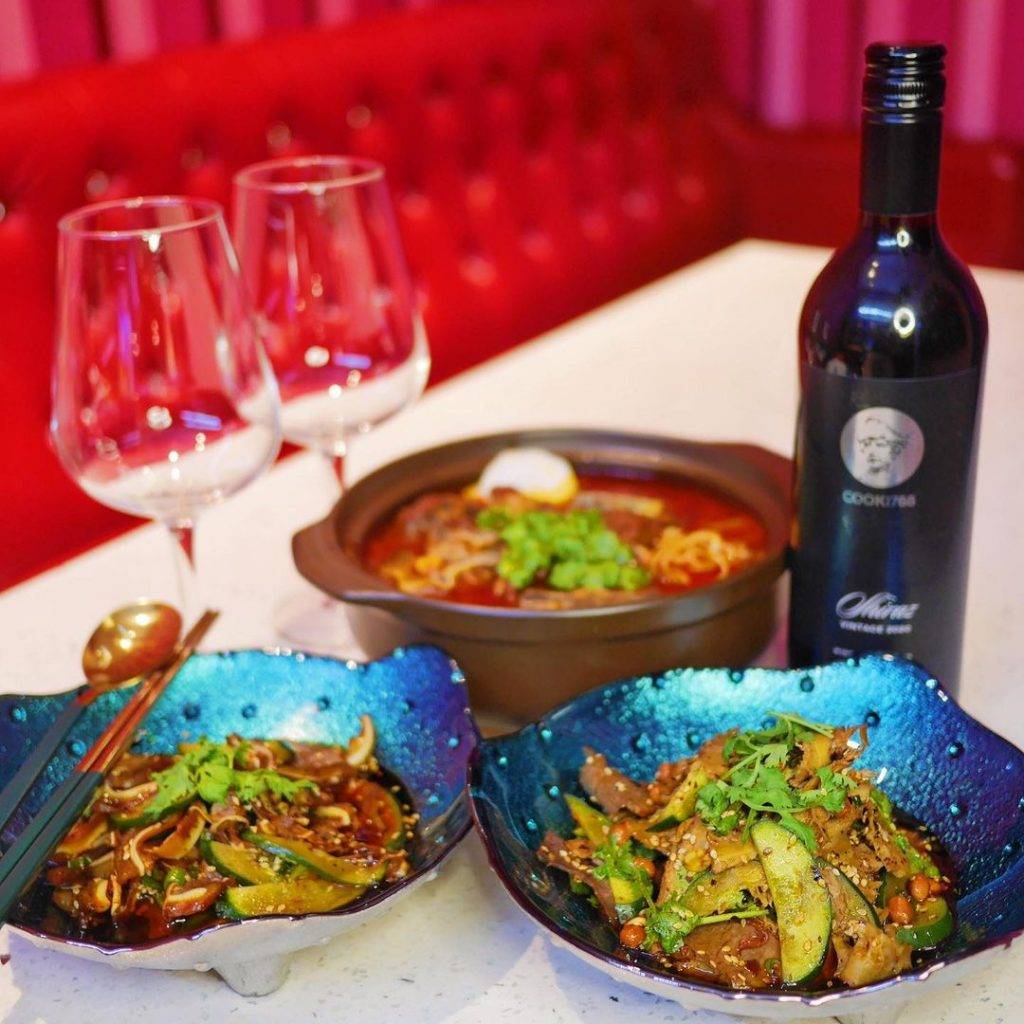 特色主題K歌房🎙️新加坡三家分店的“K.STAR”卡拉OK💥人均消費不到S$4!聽歌+美食嗨皮一整天