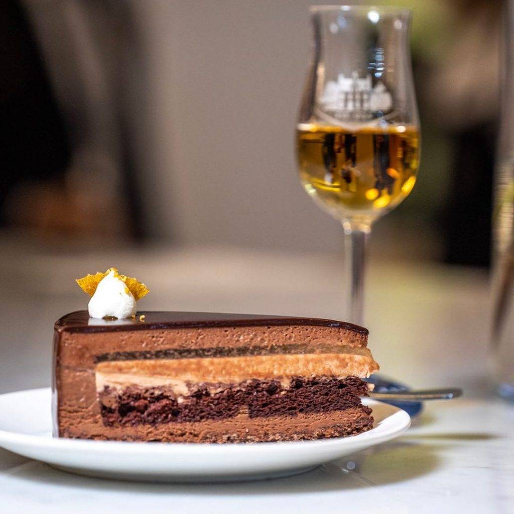 限時發售💥Lady M新品威士忌黑巧克力慕斯蛋糕🍰酒香馥郁、非同凡響，赴一場甜蜜的微醺之約✨