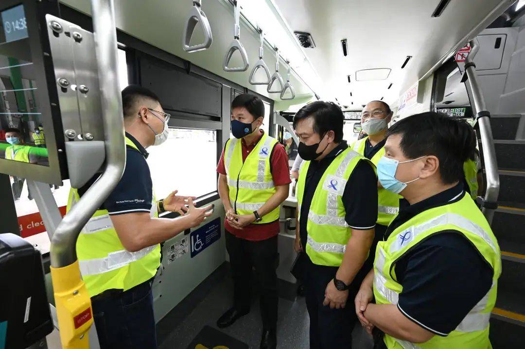 新加坡双层巴士出新款!两个楼梯三个门!100辆今年内上路