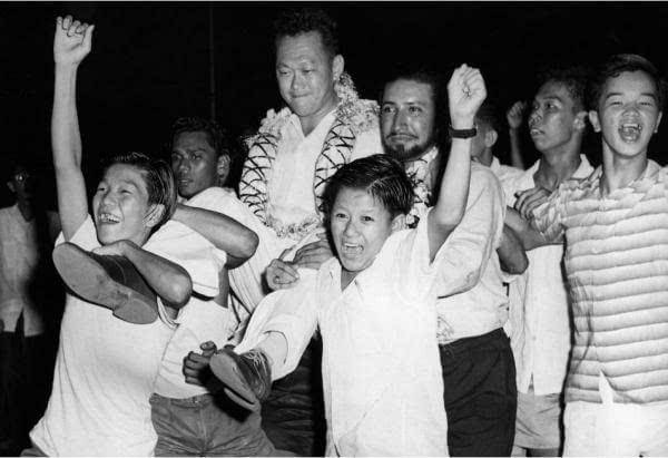 新加坡大多是华人，为何一独立就废除汉语？李光耀：汉语有个劣势