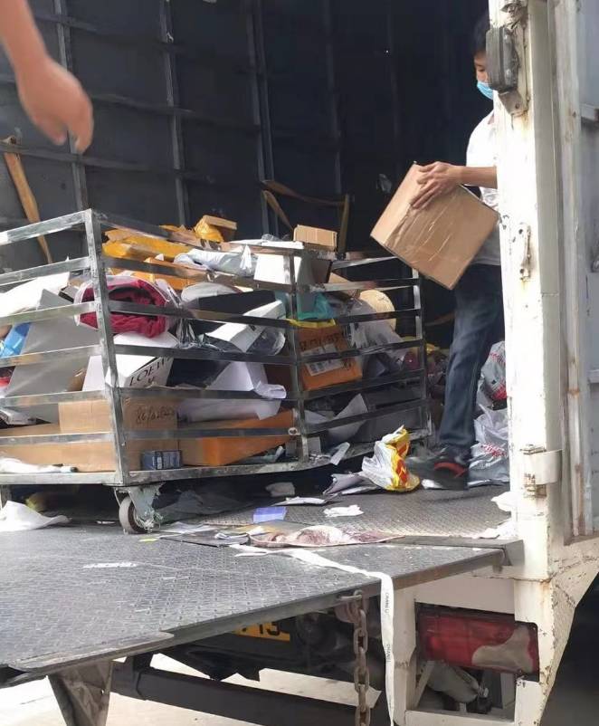 中国发往新加坡快递被海关全部拆开!商家退还所有物流费用