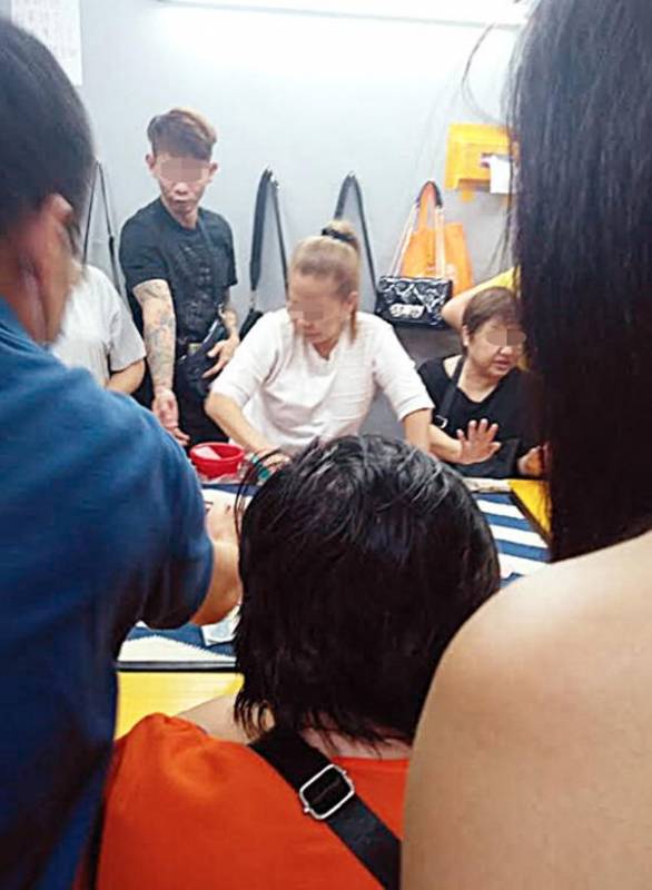 马场进不了 投注站限人数 新国卜基转攻小贩中心 