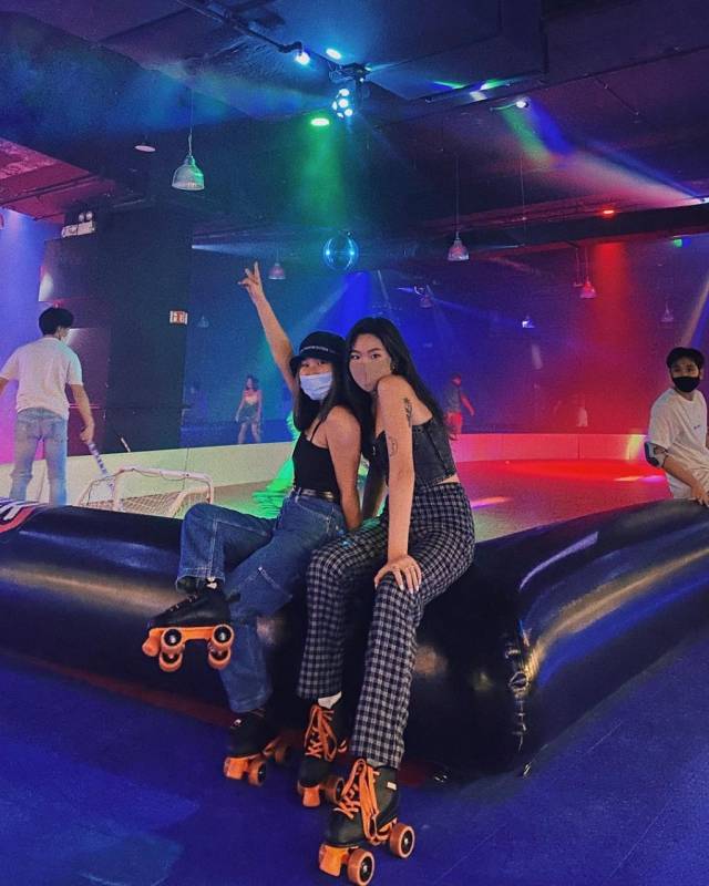 新加坡最大室內旱冰場 “HiRoller” ！💈80、90後的青春、複古迪斯科 + 邊滑邊蹦迪💃🏻🕺🏻