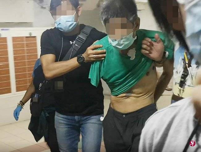 老伯反锁家中4小时 镇暴部队破门 2分钟制伏