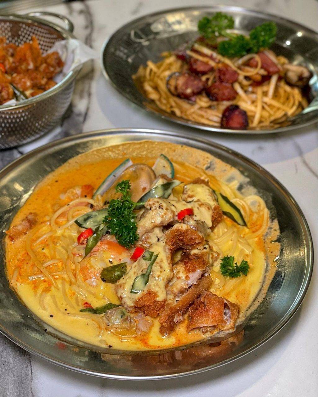 走入银色世界!乌节路平价网红西餐厅“49 seats”带你满墙银器打卡区🤩 便宜好吃又好拍