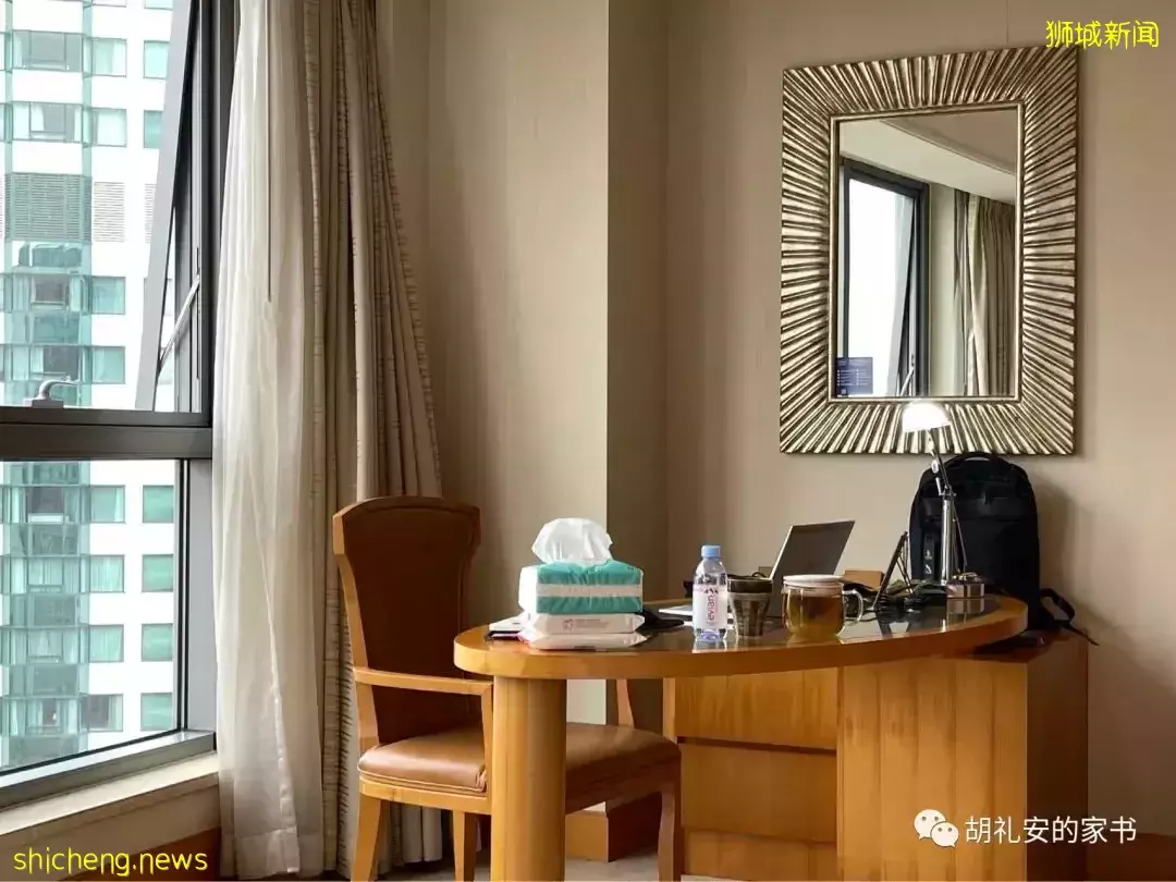 “从新加坡回到上海,封锁一再延长,我被卷入了这场前所未有的大事件”