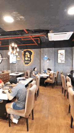 新加坡這家九宮格火鍋太贊了！不限量自助、免費湯底、送飲料