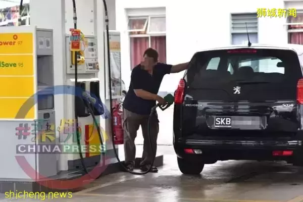 馬來西亞前總理：新加坡人駕車來加滿一箱油，我們損失很多錢