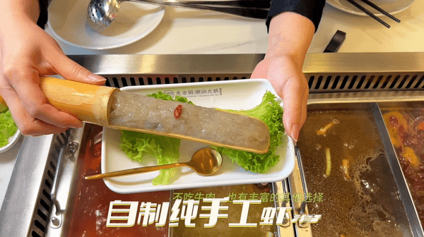 一邊K歌一邊涮火鍋，純正潮汕火鍋來了！5月份到店用餐即可享有：免費湯底+小龍蝦🤩 私人包廂備有K歌設施