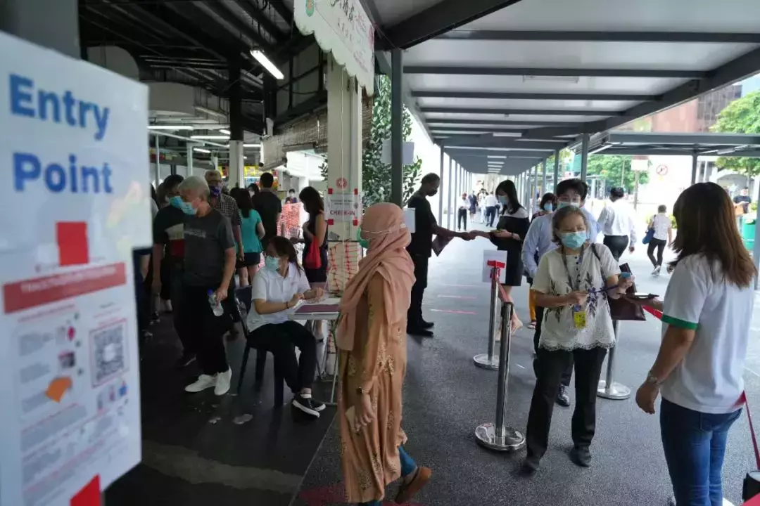 新加坡更多员工返回公司首日,市区饭点大排长龙