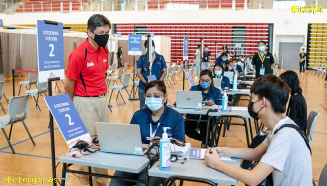 已有超过20万新加坡学生预约接种首剂疫苗，公立大学学生开始陆续受邀接种疫苗