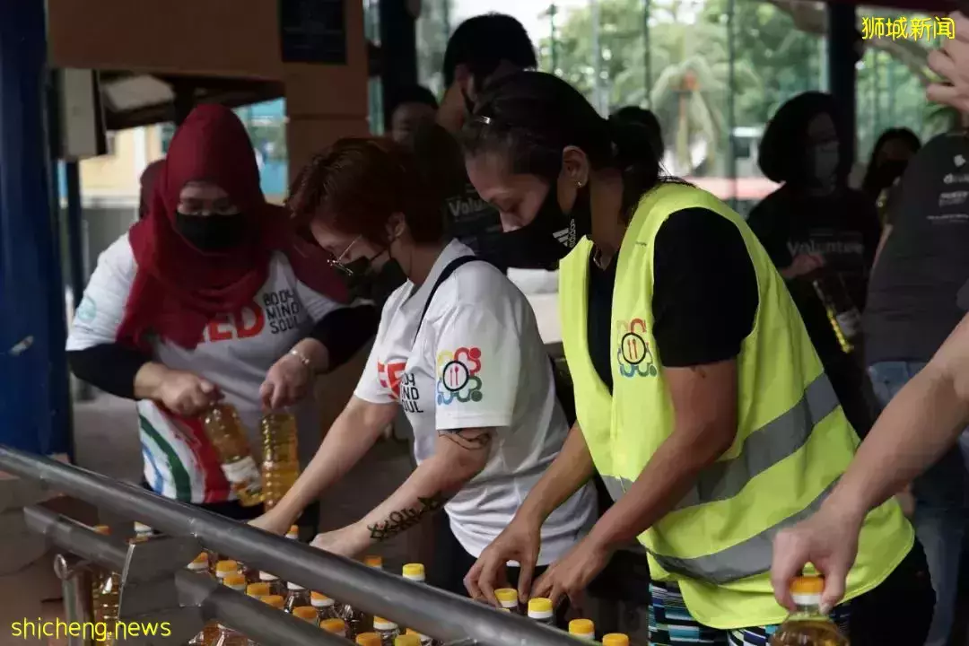 新加坡公司高管为三餐温饱打电话求助！“工资跟不上涨价...”