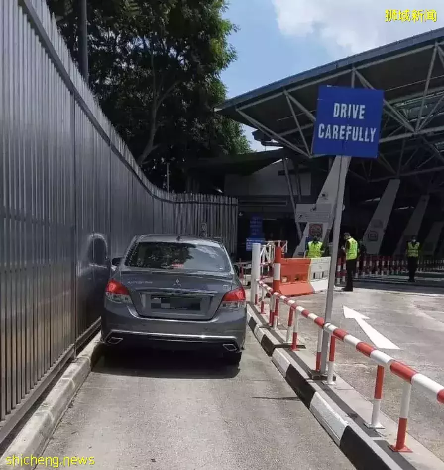 这辆载着中国乘客的车,强行闯边境、撞倒大士关卡!实拍,周末无数新加坡人涌向新山