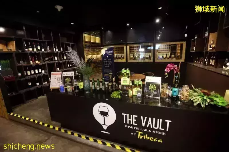 白天卖杂菜饭,晚上披霓虹灯,了解新加坡的共享餐饮空间