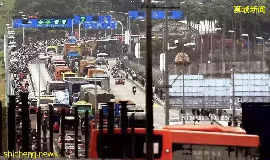 “他跪在新柔长堤上哭了”,新加坡和新山油价暴涨,只能骑车回家