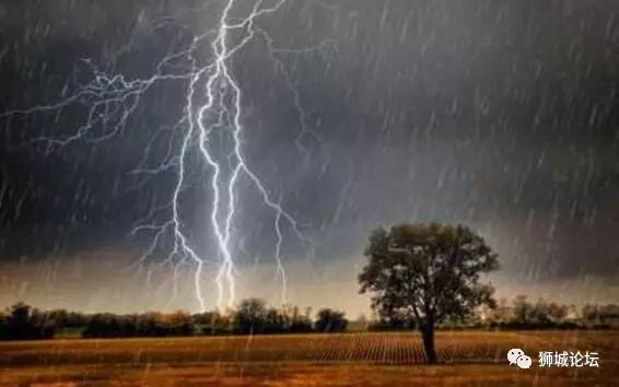 未来两周要户外活动的孩纸注意了！新加坡雷阵雨要来！袭~~~