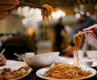 後疫情時代，網友爲了在外面吃飯也是拼了，獅城的你該如何做呢!