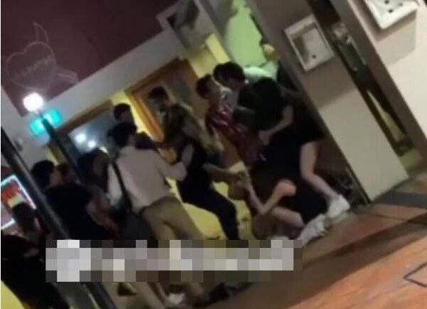 新加坡酒吧门外上演全武行,黑衣妹纸衣服几乎被扯下