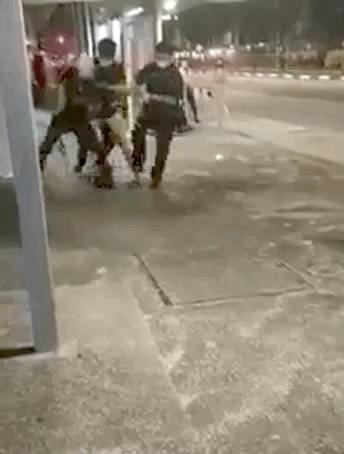 新加坡版“李剛”來了！一男子打人後叫囂：你知道我媽是誰嗎