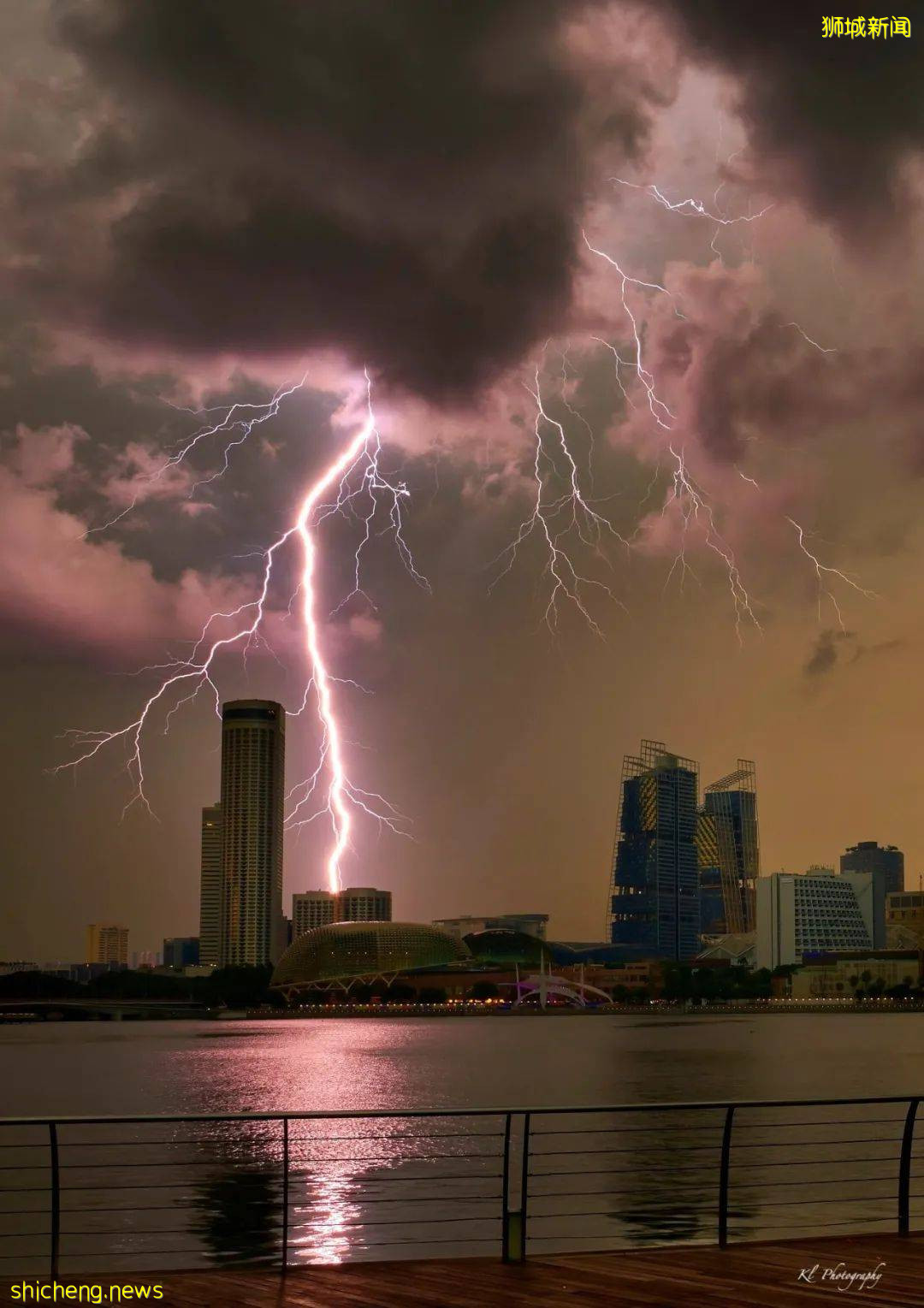 实拍新加坡奇异天象!黑云压境,闪电从天劈下