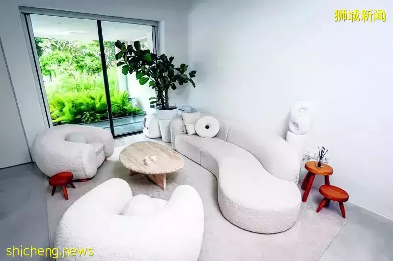 王冠逸入住新加坡新居,兩層樓半房子打造成白雪宮