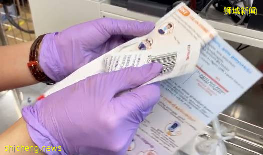 昨早,一大批人冒雨领政府免费发的血氧仪,价值50新币