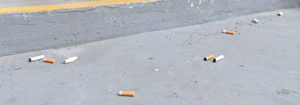 樓上煙客抽到爽 隨手亂丟百煙蒂!