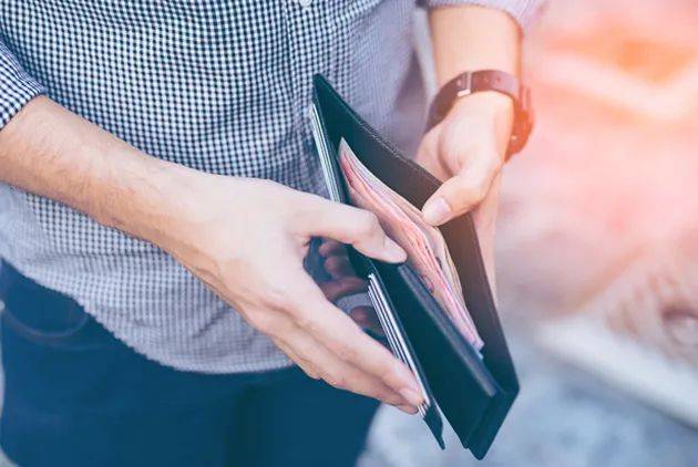 新加坡“打工皇帝”集體降薪,年薪只有918萬新幣了