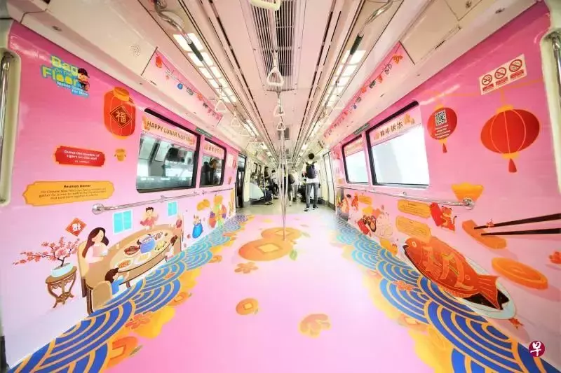 新加坡春节粉嫩嫩的地铁你坐了吗？巴士也换装，快去蹭福气