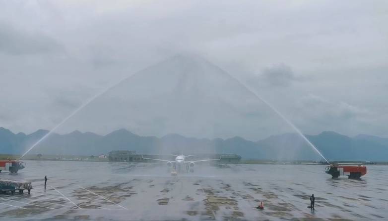 “3.8”女王節！中國重慶直飛新加坡，首航飛機接受航空最高禮儀