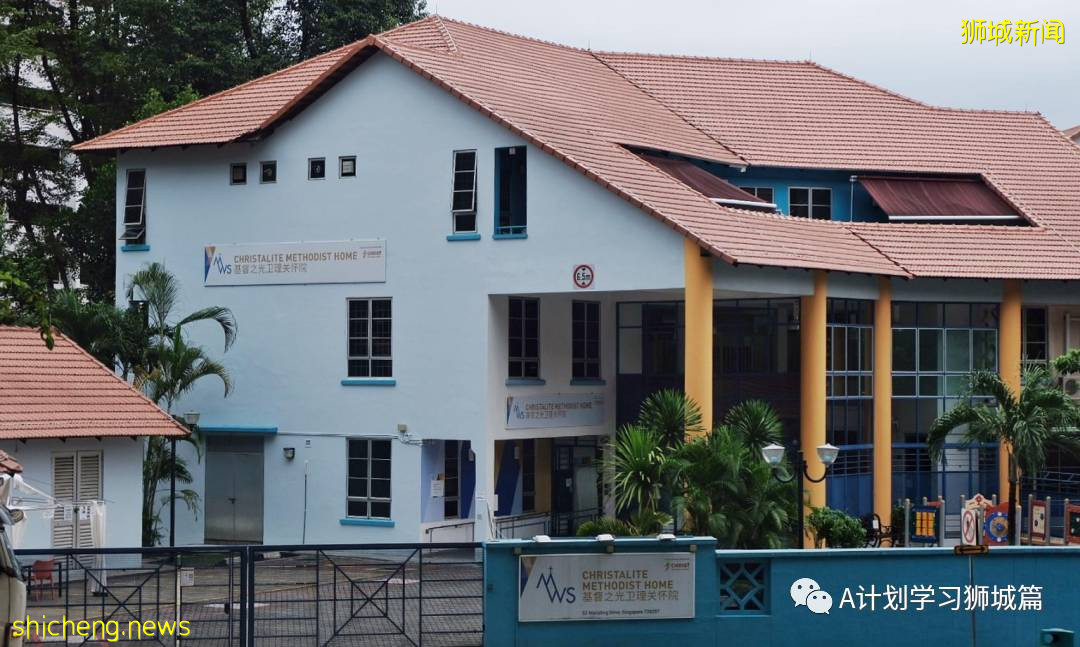 10月14日，新加坡新增2932起，其中社區2412起，宿舍客工517起，輸入3起;15人死于冠病並發症