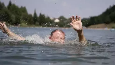 新加坡有人在这里溺水!施救者:"扇他2巴掌、像拖着尸体"