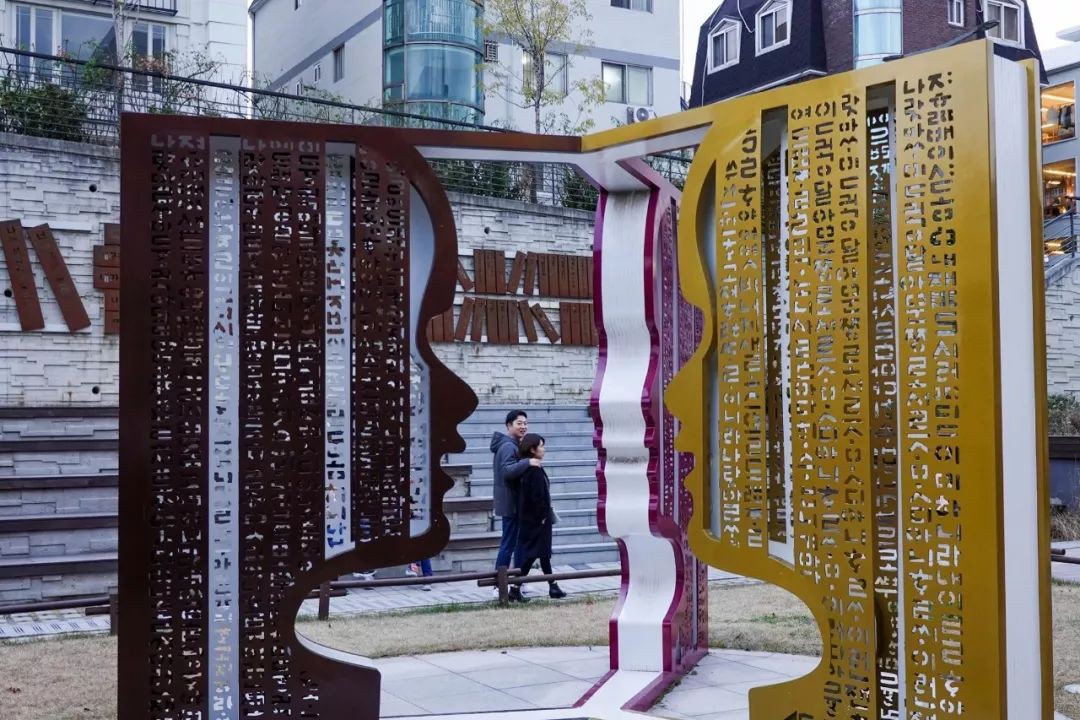 李显龙CP秀恩爱放大招:在韩国搭了个“凯旋门”!