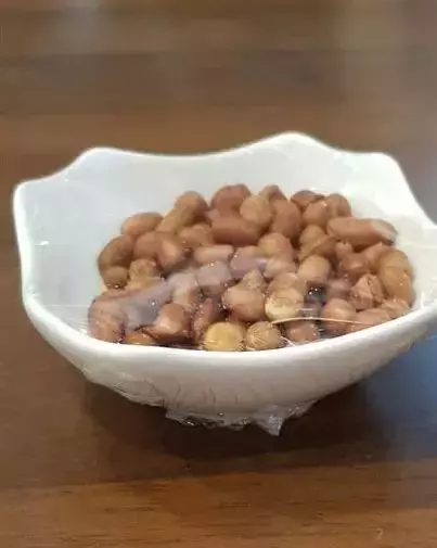 新加坡女大學生抖音曝光某餐館後，店家公開監控錄像開怼