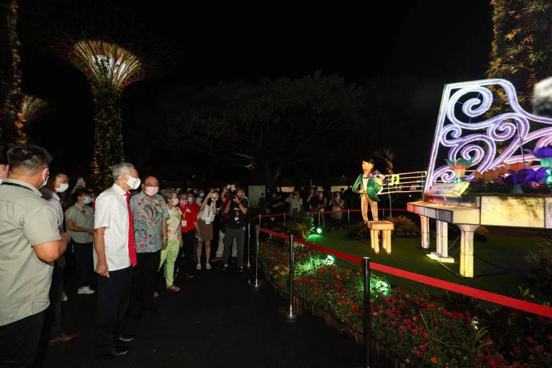 新加坡總理李顯龍魔性拜年視頻火了！各部長花式拜年，竟有財神爺上門討債