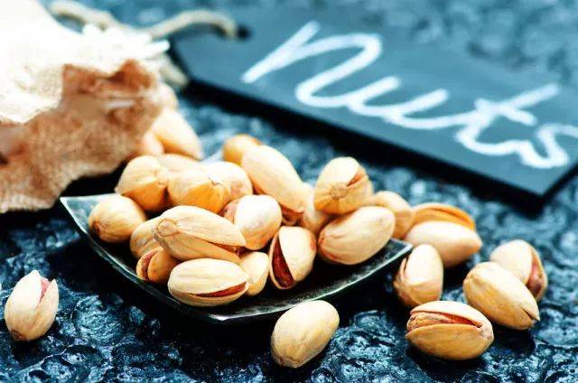 震惊!新加坡科学家公布春节零食热量,每吃一口就吞进半口脂肪!三招教你避免“过年肥”