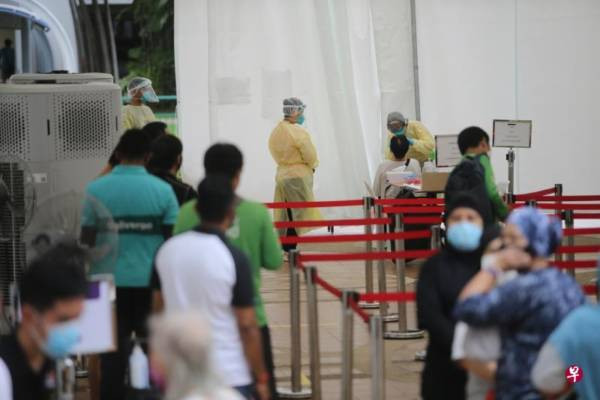 新國擴大冠病檢測範圍 女小販搶頭位受檢 不禁掉眼淚