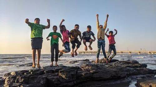 我打算送我家小孩去新加坡留学了，不知道要怎么能快速融入环境，熟悉双语教学啊