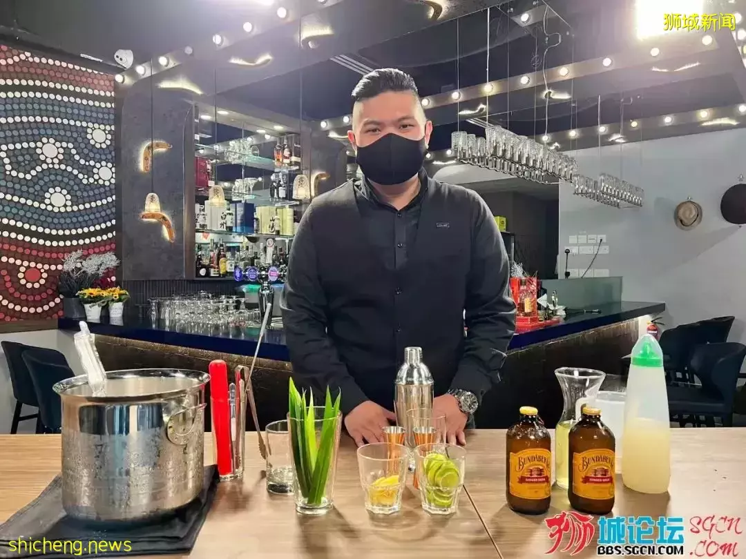 天氣越來越熱,新加坡“高手”教你調制雞尾酒或泡泡茶解暑