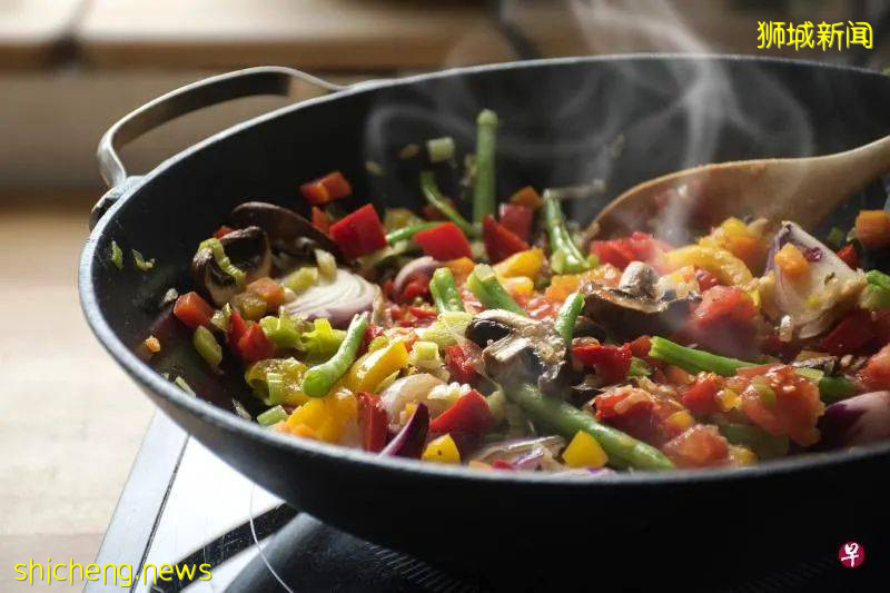 螃蟹为何不能跟柿子同吃?以形补形听多了,但吃“红黄绿黑白”五色能养五脏?食物还会相生相克?