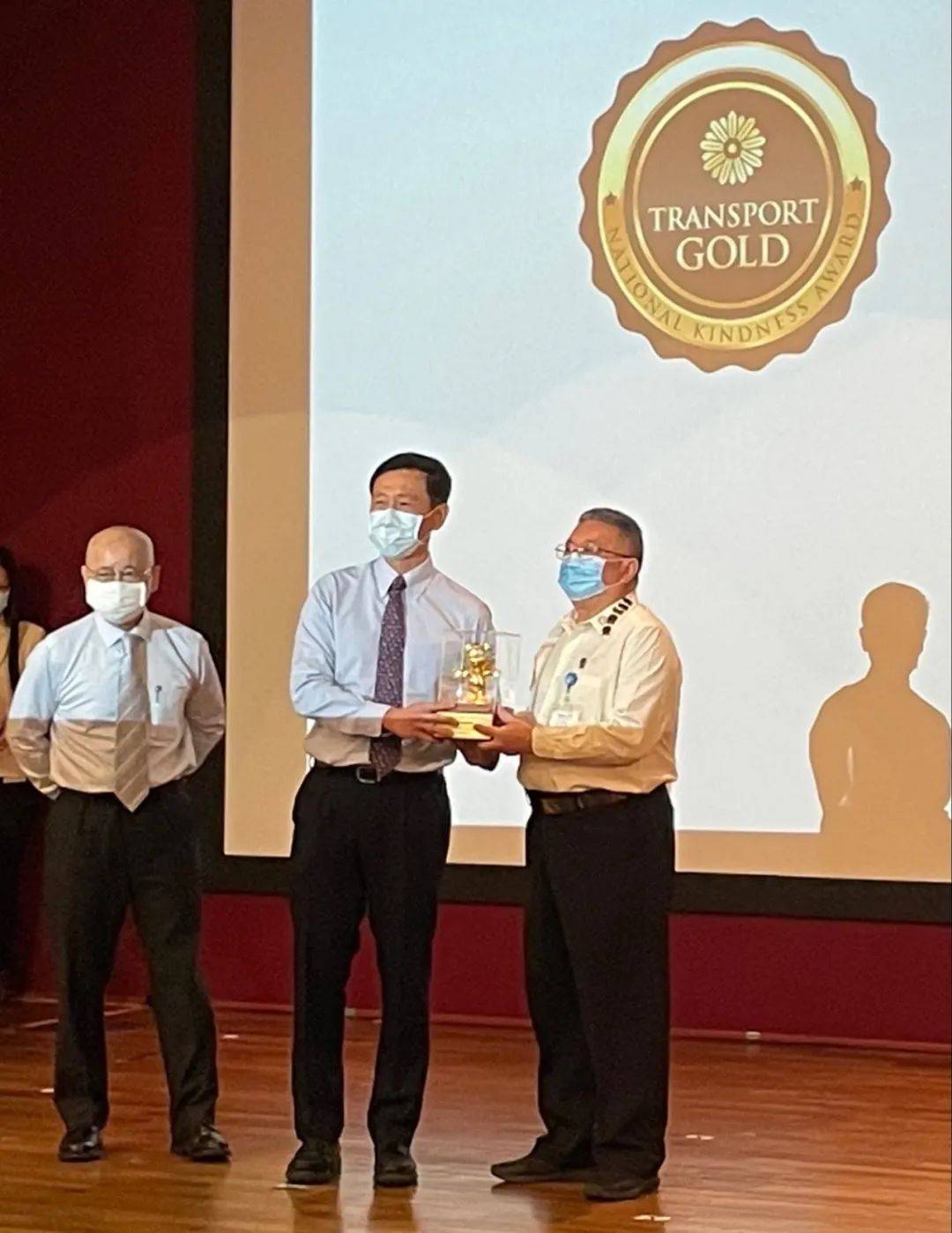 新加坡最好的计程车司机啥样,他车上口罩、零食、纸巾统统免费送