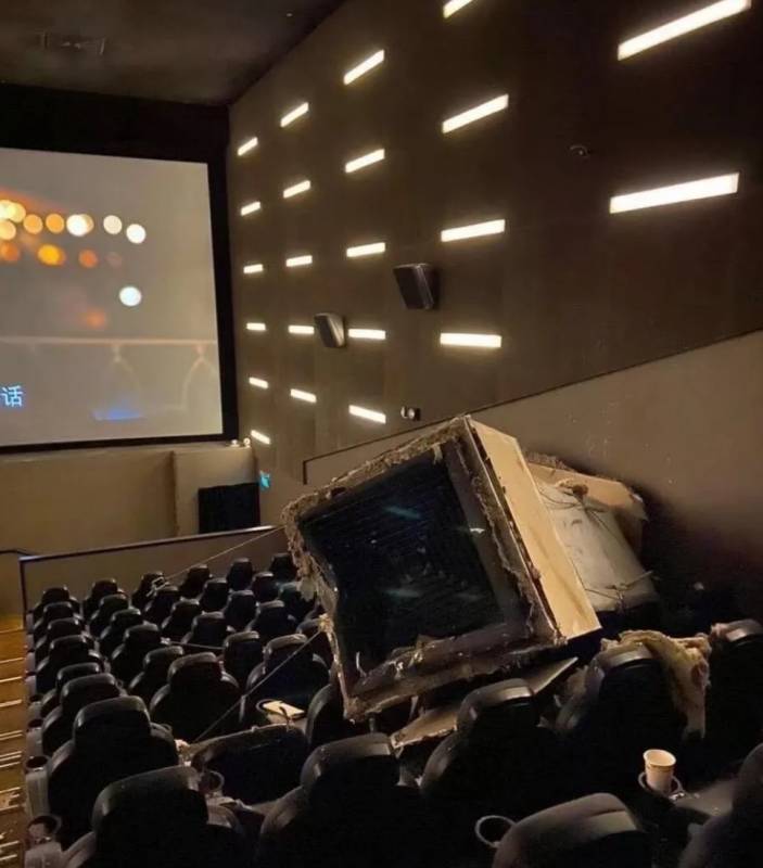 噩梦成真!新加坡食阁的巨型吊扇掉下来砸伤了人,血流不止