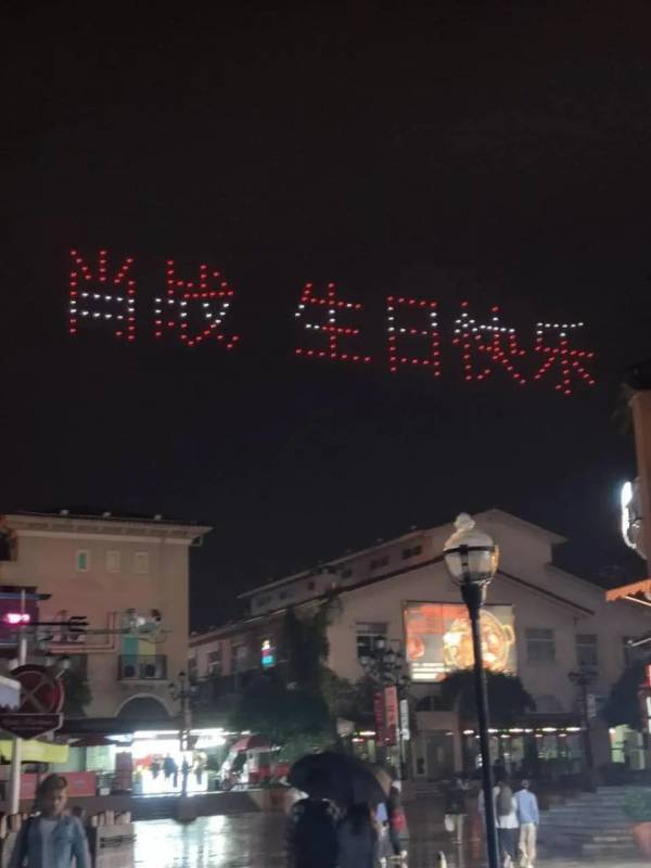 粉丝包下新加坡乌节路威士马广场LED大屏幕,为肖战献上生日祝福