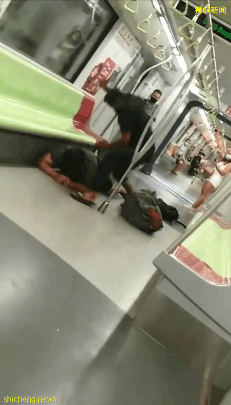 視頻瘋傳！新加坡地鐵突發罕見暴力鬥毆，男子遭拳打腳踢