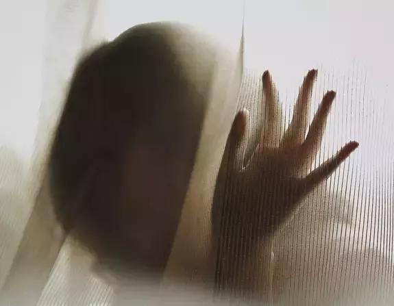 一波三折！加了10個中介＋面試N次，好不容易請到女傭，她卻進了新加坡警察局