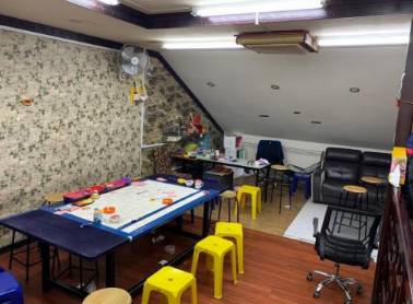 新加坡七部門聯合掃蕩芽籠紅燈區,帶走89人!持刀打架、咬警察、脫衣服… 好亂