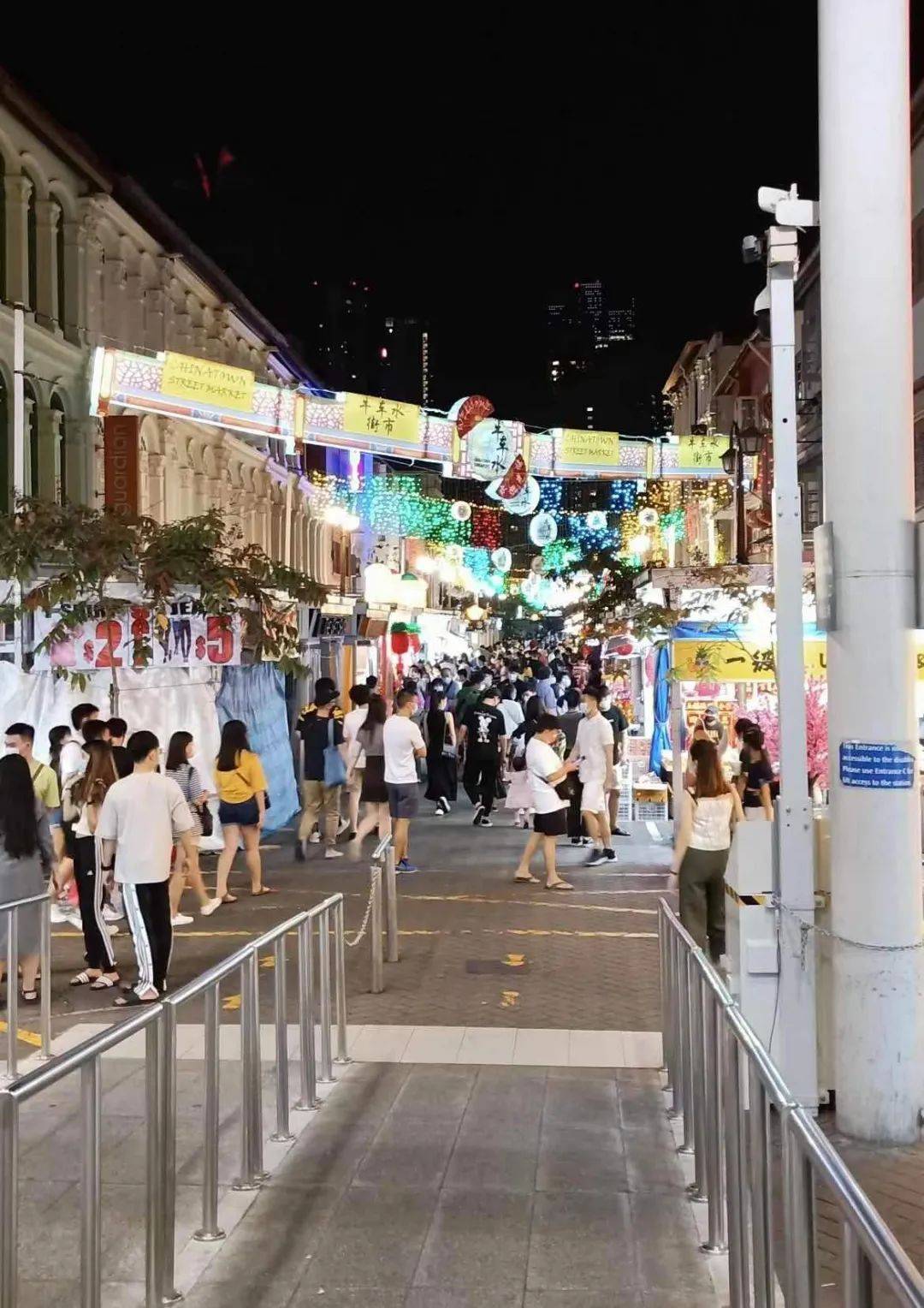 前天牛車水到處是人!新加坡嚴懲防疫違規,20組人在公園被罰款